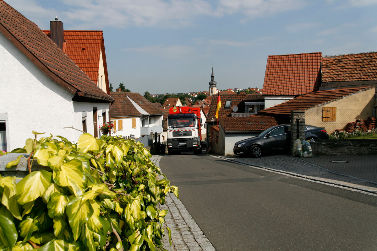 Müllabfuhr, Müllfahrzeug, Gelbe Säcke, Dorf, enge Gasse
