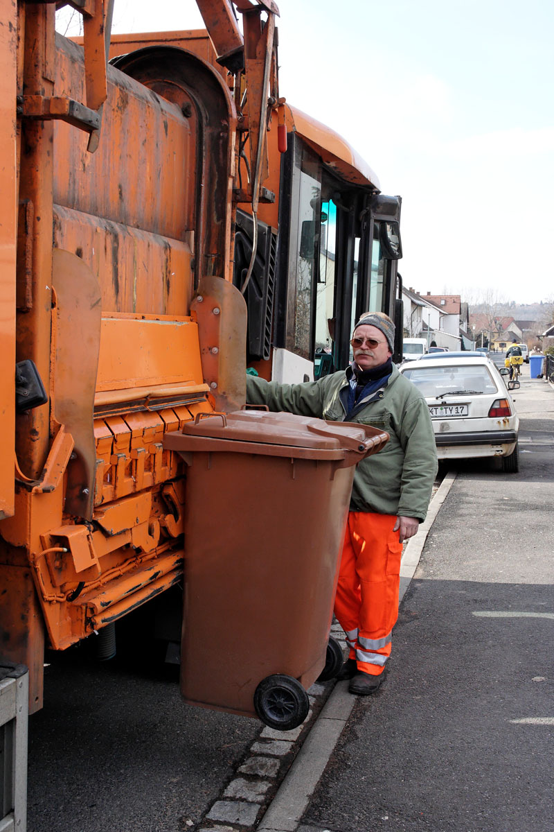 Einzelgänger-Müllfahrzeug: Braune Biotonne wird mit der Seitenladertechnik geleert