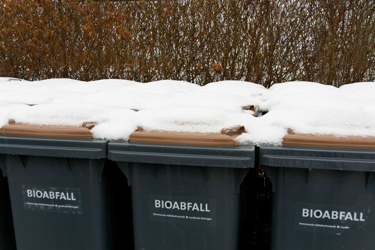 Biotonne im Winter: Braune Bioabfalltonnen mit Schneehaube