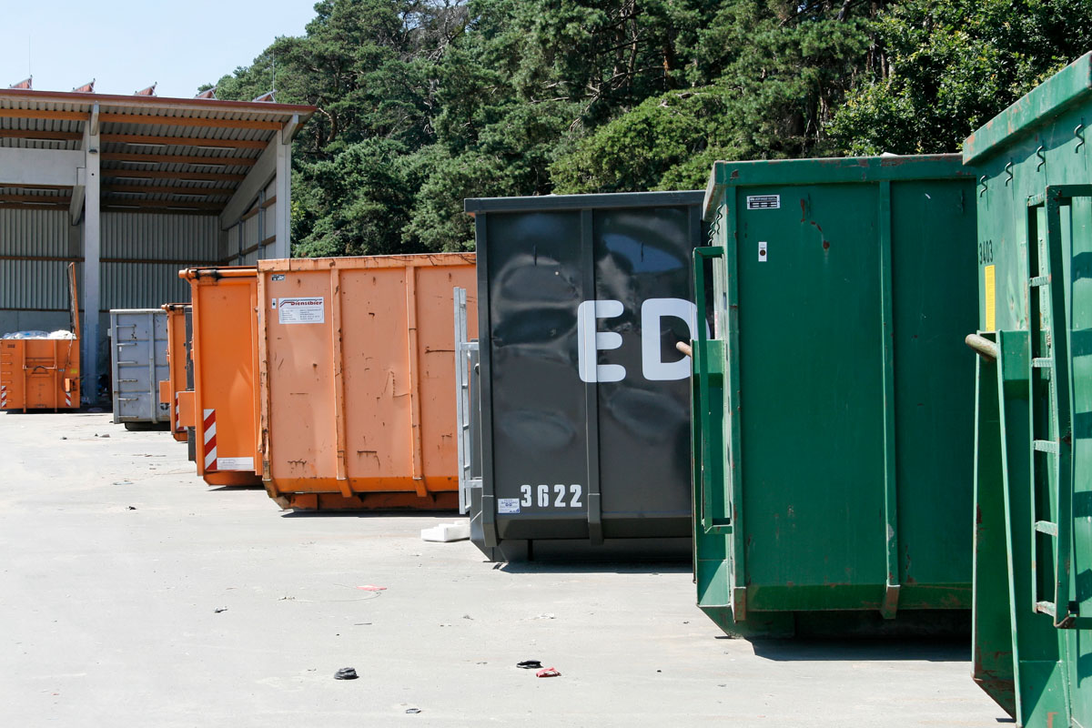 Große Mülltransportcontainer: Abrollbehälter/Gleitabsetzbehälter (GAB) an einem Wertstoffzentrum