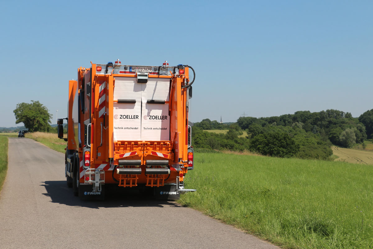 Abfallberatung Unterfranken » BildDb » Oranges Hecklader-Müllfahrzeug,  Mülllaster, Müllauto