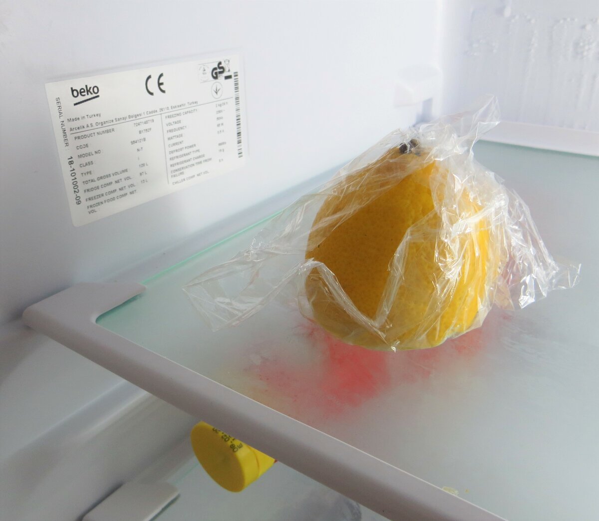 Aufbewahrung im Kühlschrank – Negativbeispiel: Aufbewahrung einer Zitrone in Frischhaltefolie