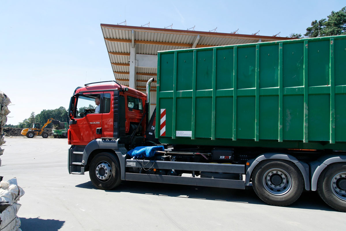 Container-LKW mit Abrollbehälter/Gleitabsetzbehälter (GAB) an einem Wertstoffzentrum