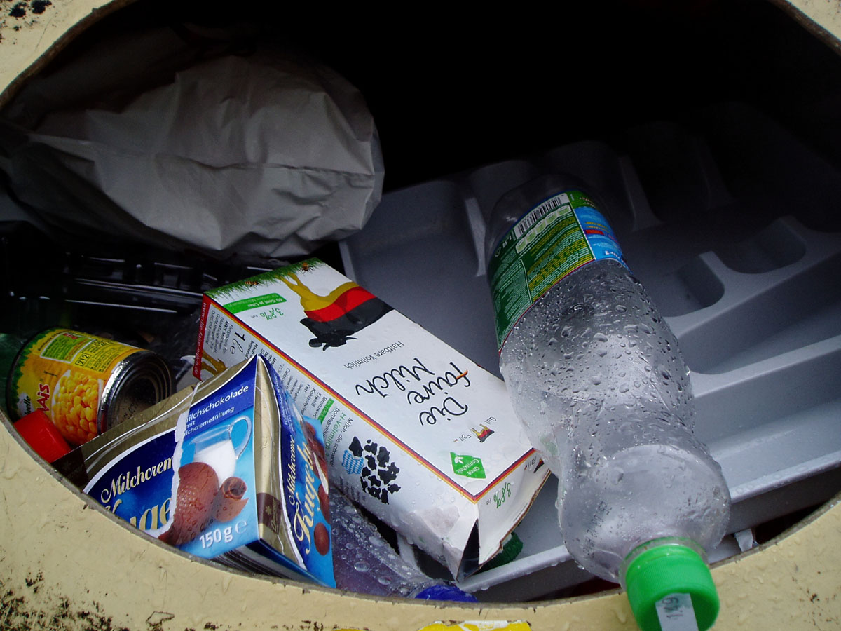 Einwurföffnung eines Sammelcontainers für Weißblech, Aluminium, Kunststoff, Tetra Pak: Plastikflasche, Konservendose, Getränkekarton, Milchkarton