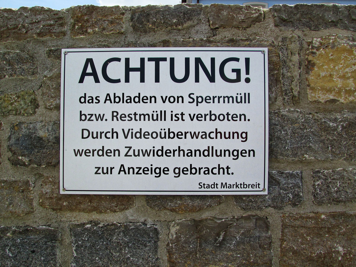 Hinweisschild "Achtung! Das Abladen von Sperrmüll bzw. Restmüll ist verboten", Videoüberwachung, Zuwiderhandlungen, Anzeige