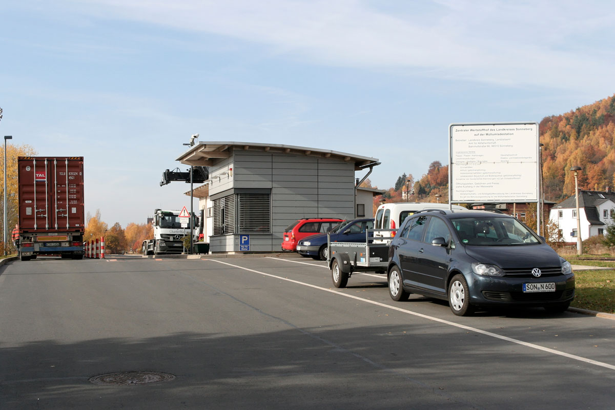 Anlieferung an einer Sortieranlage/Wertstoffzentrum: Betriebsgebäude, Waage, PKW, Anhänger