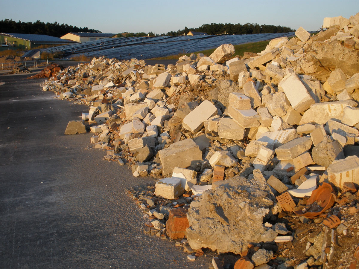 Bauschutt: Steine, Ziegel, Beton, Ablagerung, inerter Abfall