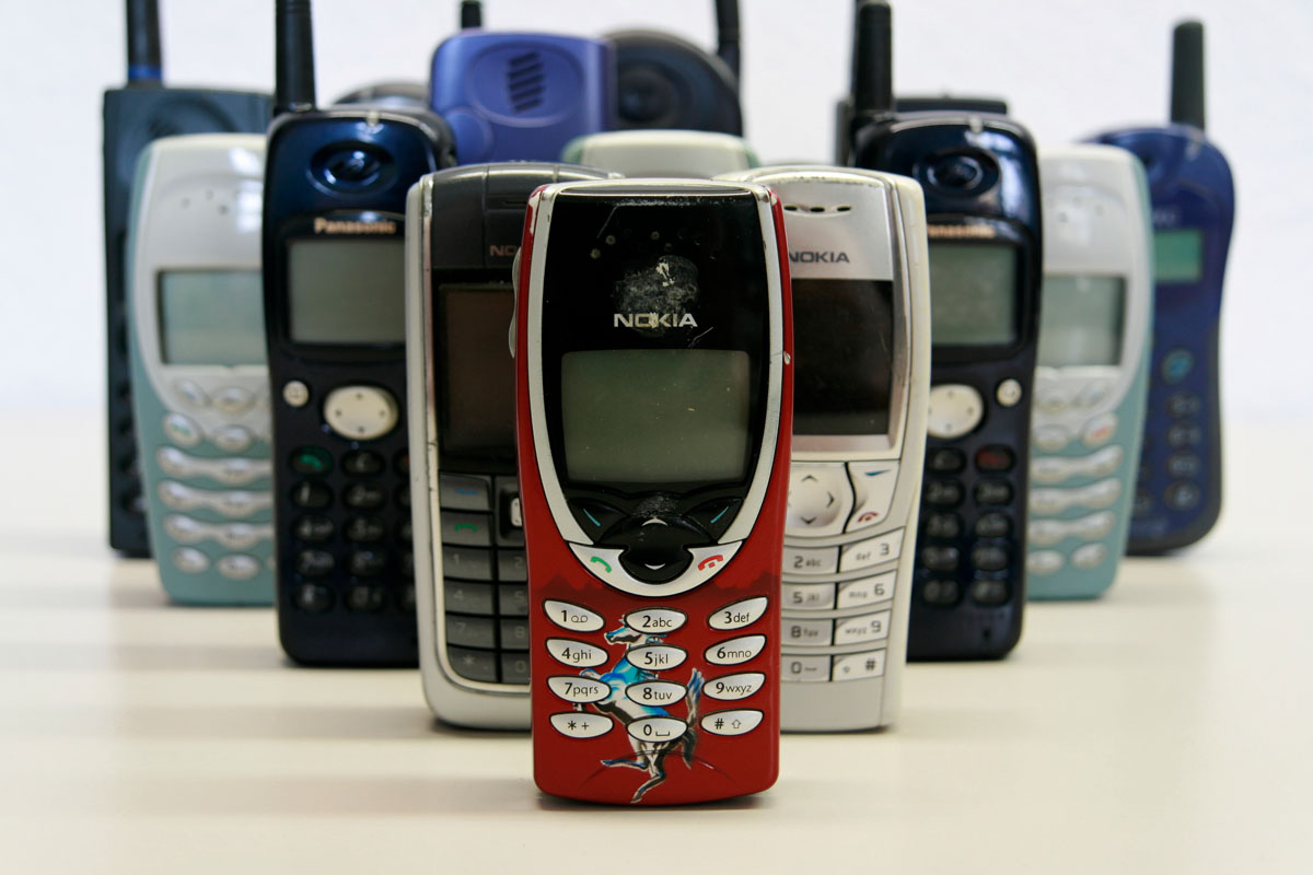 Elektronikschrott: Ausrangierte Handys (Mobilfunkgeräte, Althandys) warten auf ihre Verwertung
