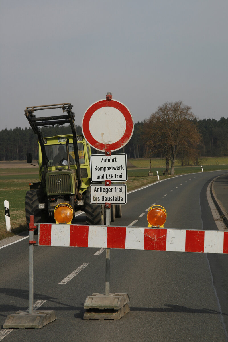 Straßensperrung, Verkehrszeichen Durchfahrt verboten, Anlieger frei bis Baustelle, Absperrung, Warnleuchten, Traktor