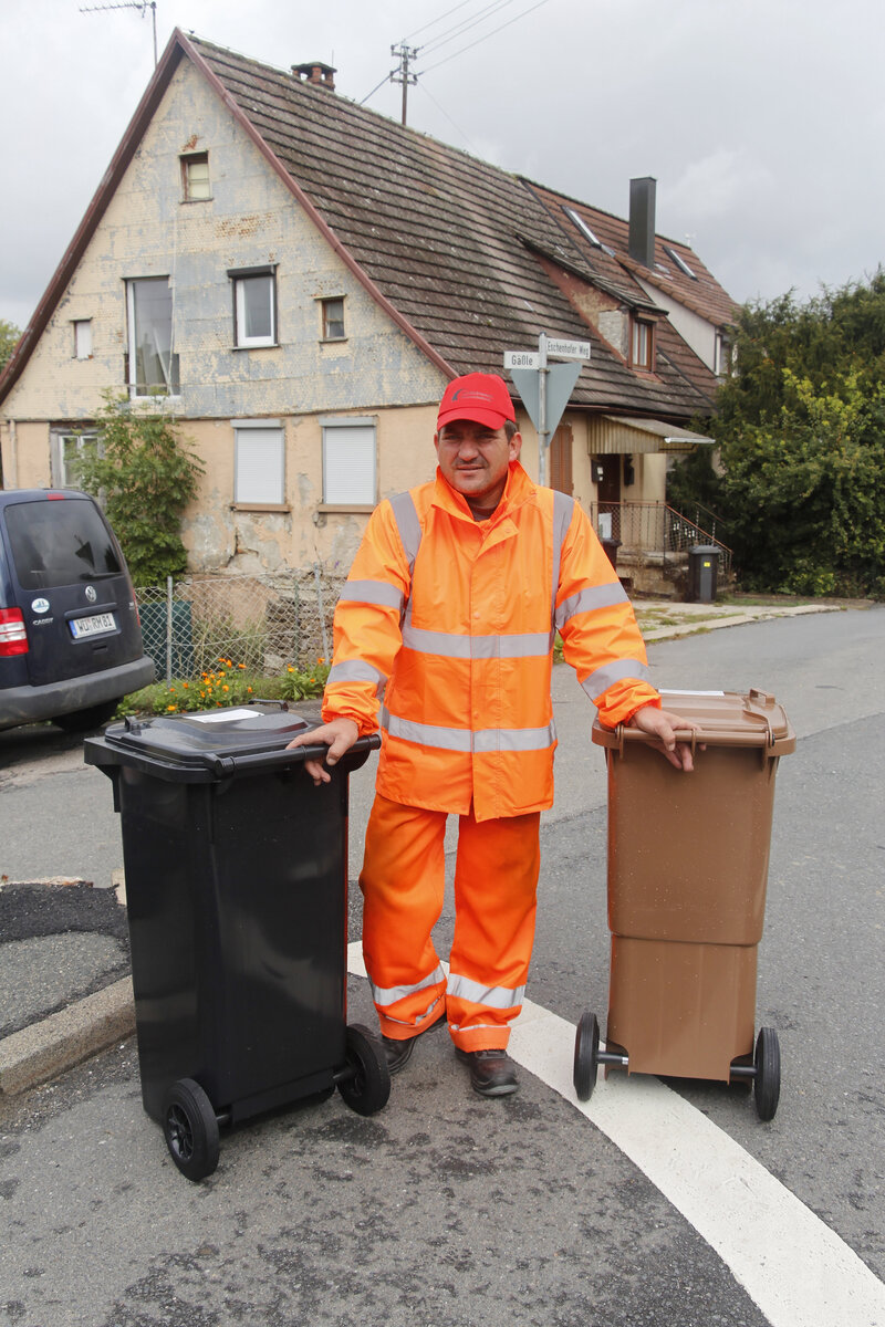 Müllwerker, orange Sicherheitskleidung, Biotonne, Restabfalltonne, Arbeitsschutz