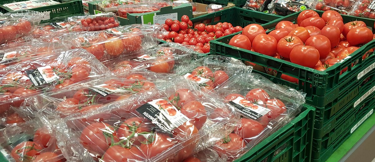 Abfallvermeidung beim Einkaufen – Positivbeispiel + Negativbeispiel: Tomaten, unverpackt, lose, in Plastikfolie verpackt, Verpackungsmüll