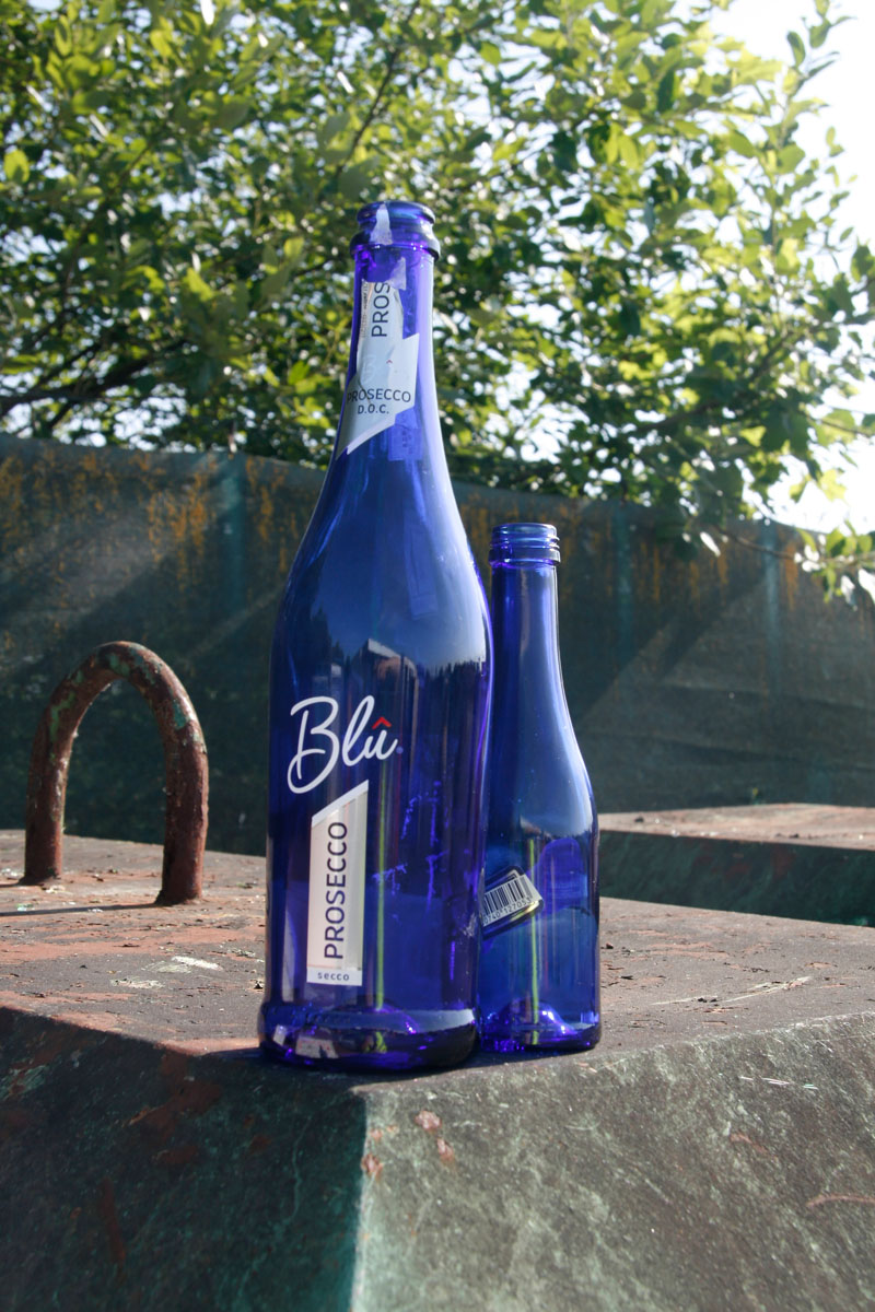 Blaue Glasflaschen, Altglascontainer