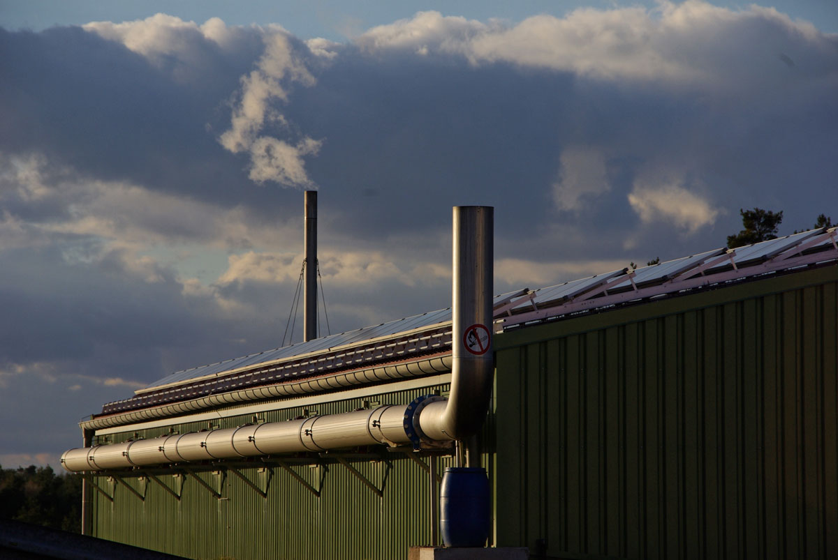 Biogasanlage nach dem Prinzip der Trockenfermentation: Boxenfermenter und Blockheizkraftwerk