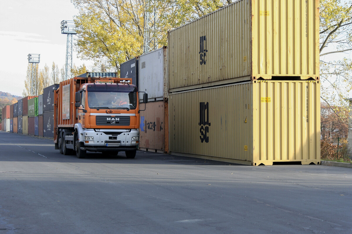 Abfallberatung Unterfranken » BildDb » Oranges Hecklader-Müllfahrzeug,  Mülllaster, Müllauto