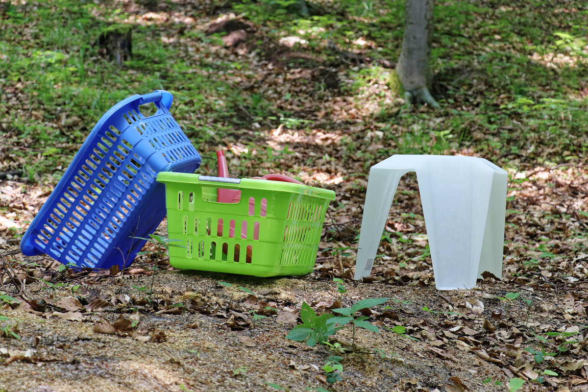 links: alte Wäschekörbe, Wäschekorb, Gießkanne | rechts: Hocker aus Recyclingkunststoff | Plastikrecycling, Kunststoffrecycling, stoffliche Verwertung
