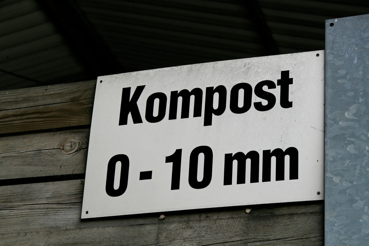 Auf der Kompostanlage: Schild «Kompost Siebung 0 - 10 mm»