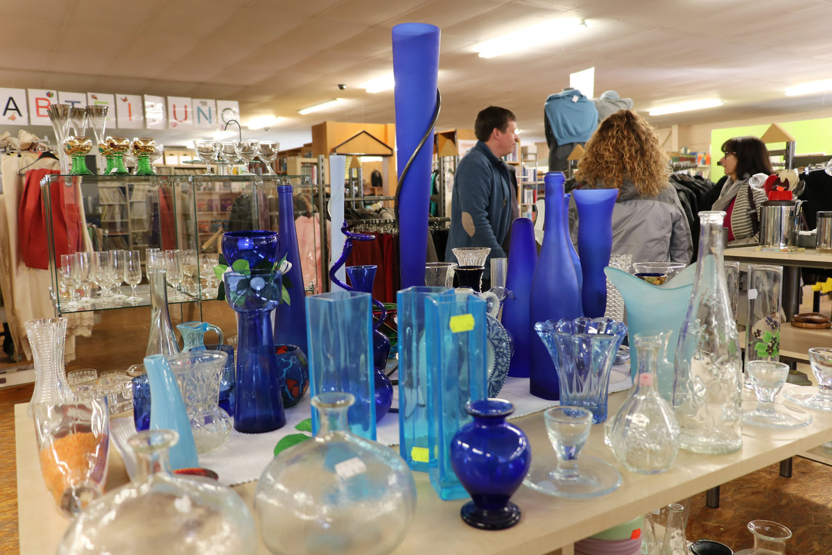 Glaswaren, Glasvasen, Gläser, Gebrauchtwarenladen, Gebrauchtwarenmarkt, Gebrauchtmöbelmarkt, Secondhand-Kaufhaus, Se­cond­hand-Laden