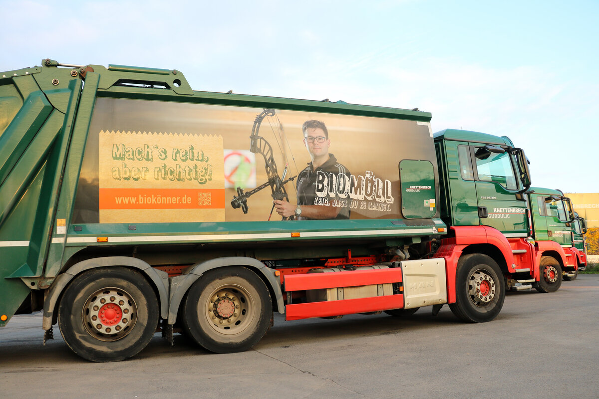 Hecklader-Müllfahrzeug, Werbung für sauberen Biomüll, Aktion Biokönner, Werbeaufkleber, Müllaster, Müllauto
