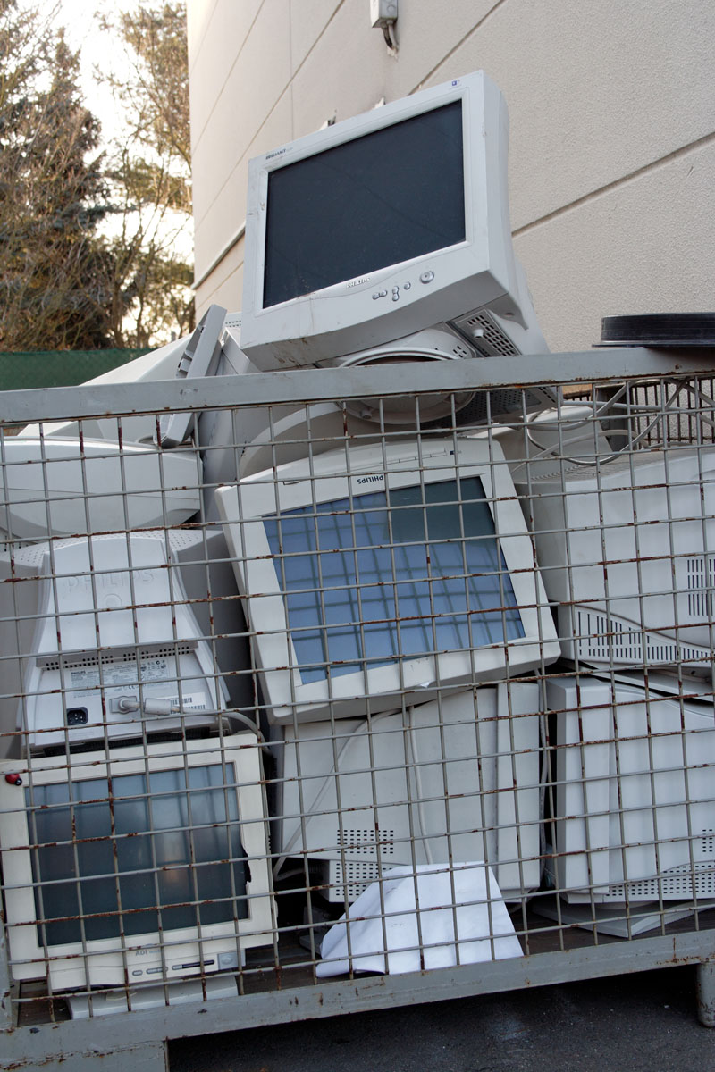 Alles Elektronikschrott: Alte Computermonitore (PC-Monitore) gestapelt in einer Gitterbox am Wertstoffhof