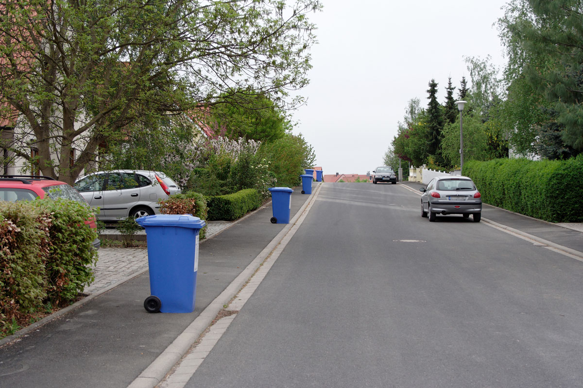 Müllabfuhr in blau: 240-Liter-Papierbehälter warten am Gehsteig auf die Leerung