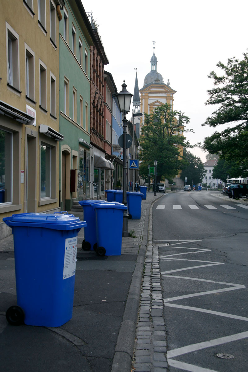 Papiertonnen MGB 240 Liter, Bereitstellung zur Müllabfuhr, Gehweg, Gehsteig, Fußgängerweg