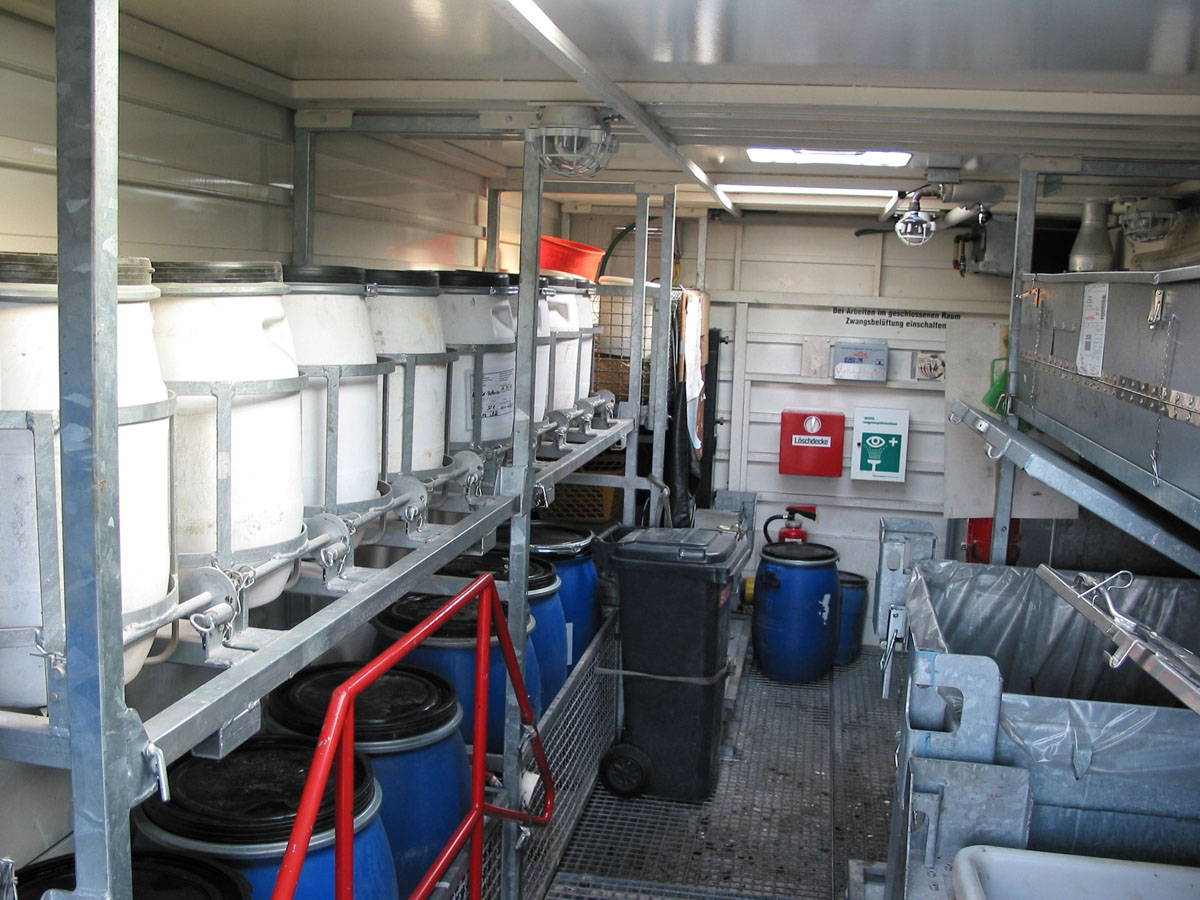 Im Inneren eines Schadstoffmobils: Sammelfässer und Aufbewahungsboxen für Problemabfälle