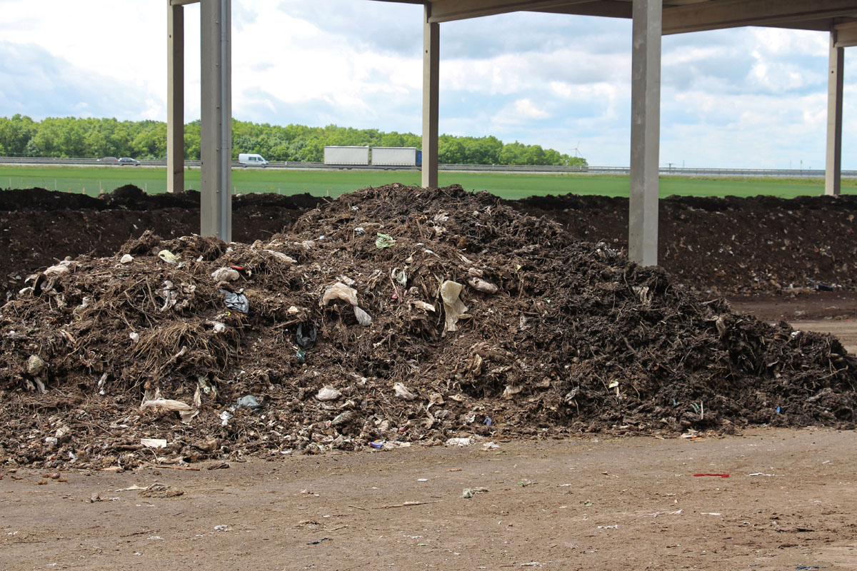 Biomüllhaufen, Bioabfallhaufen, Kompostmieten, Überdachung, Bioabfallvergärungsanlage