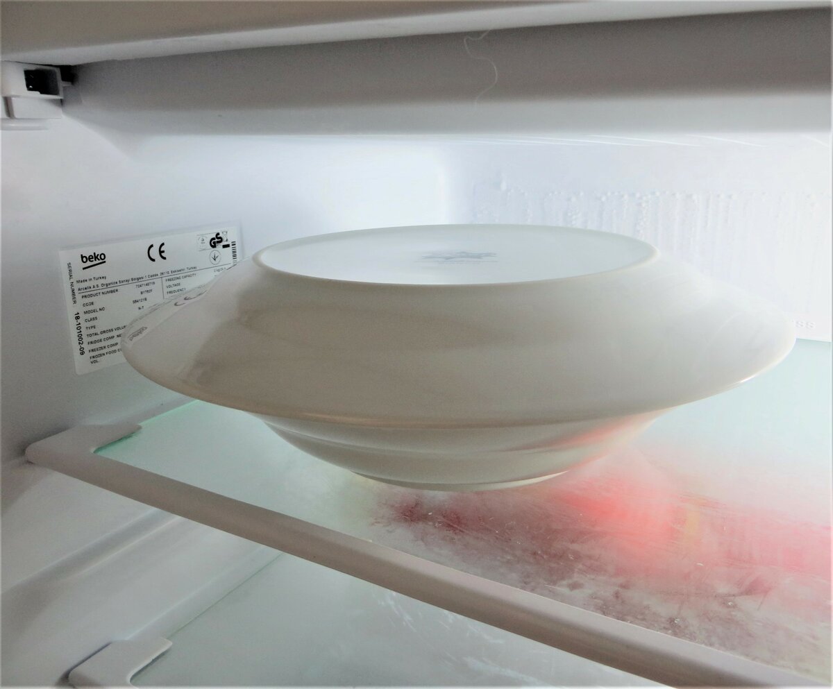 Aufbewahrung im Kühlschrank – Positivbeispiel: Abdecken mit Teller, Vermeidung von Verpackungsmüll