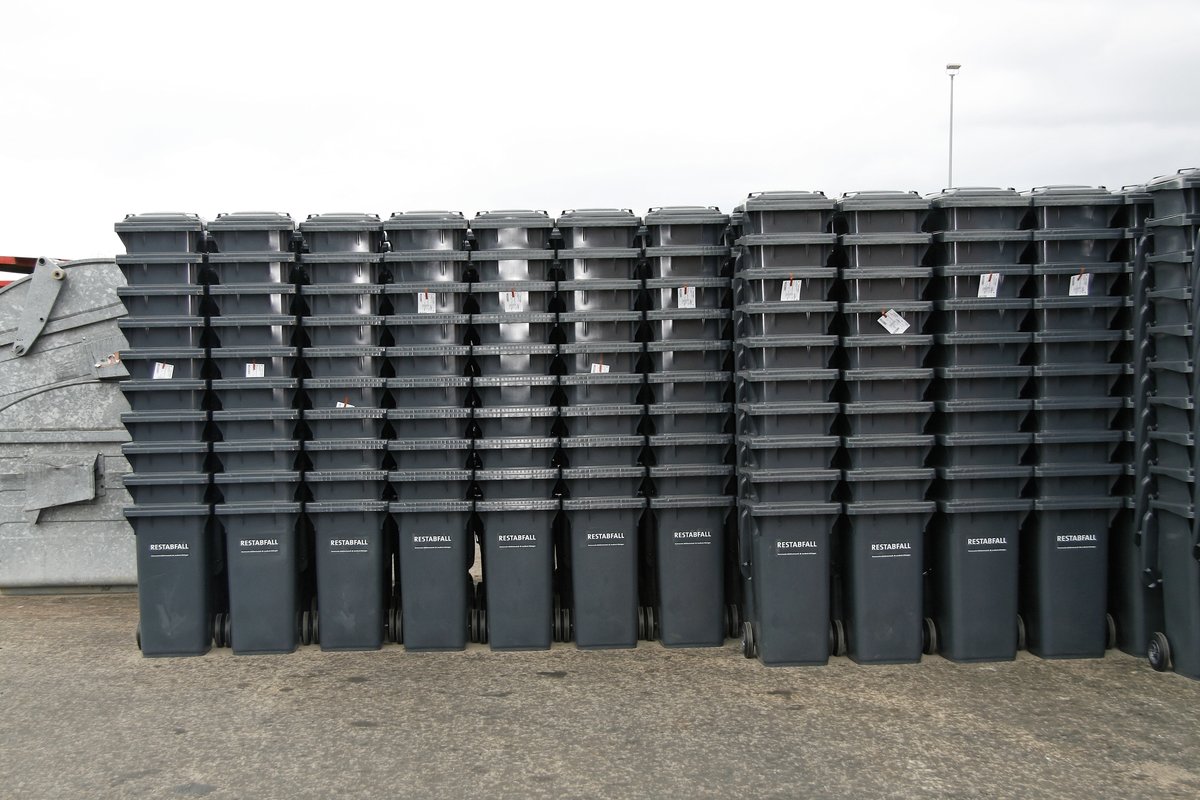 Gestapelte Restabfalltonnen, MGB 120 Liter, Stapel, Lieferung, Lagerung, Lager, Verteilung Mülltonnen