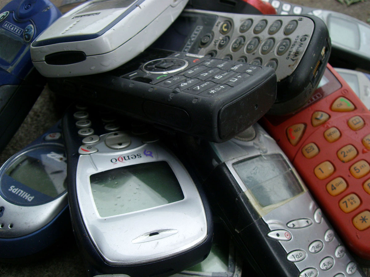Ausrangierte Handys (Mobilfunkgeräte) warten auf ihre Verwertung