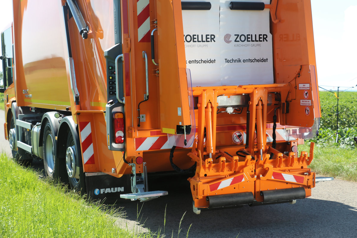 Abfallberatung Unterfranken » BildDb » Oranges Hecklader-Müllfahrzeug,  Mülllaster, Müllauto