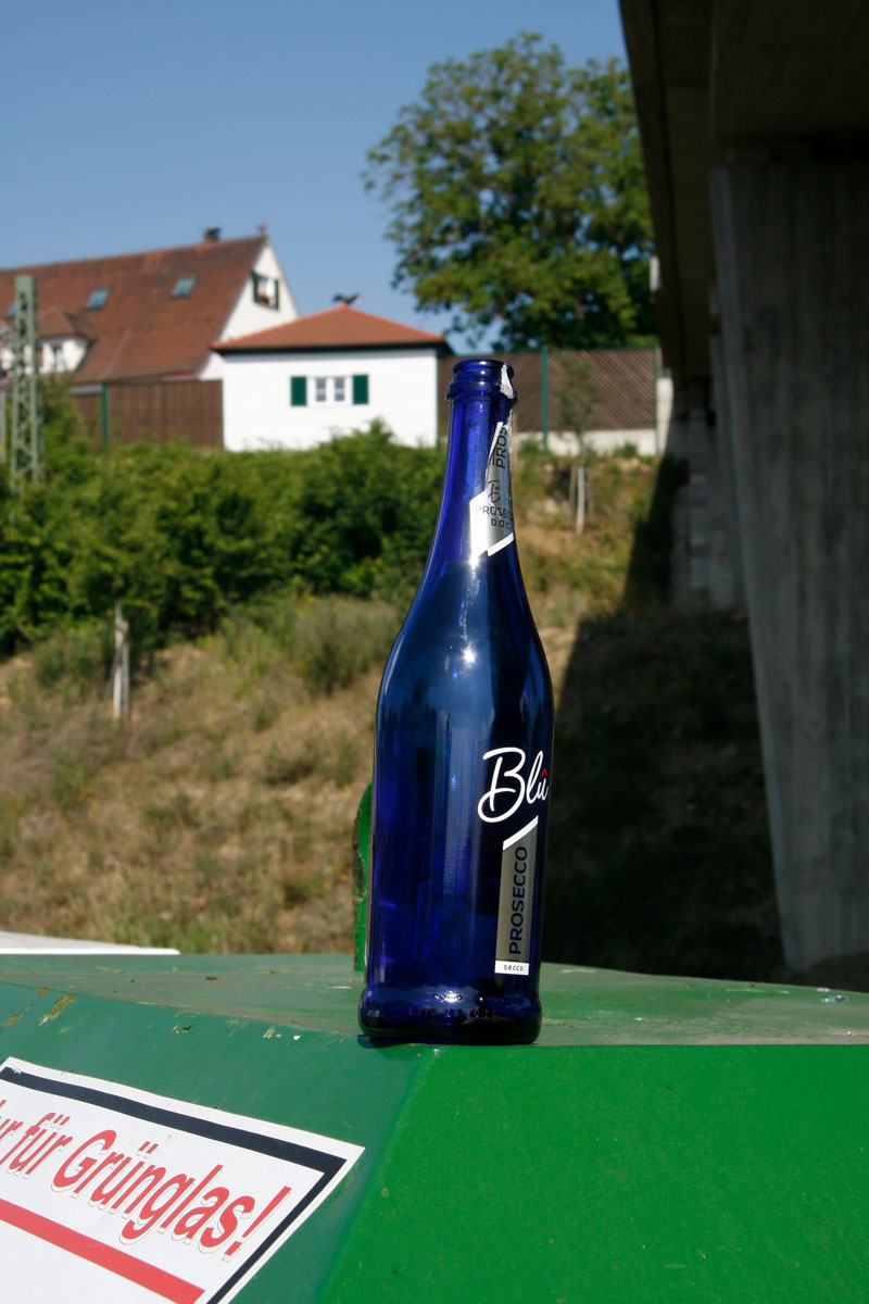 Blaue Glasflasche, Altglascontainer, Grünglascontainer