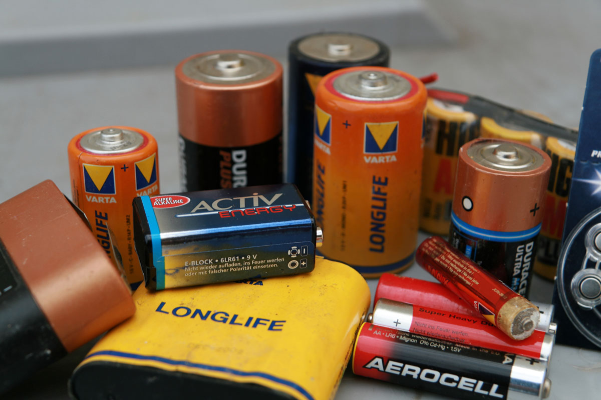 Gehören zum Sonderabfall (Problemabfall): Batterien und Knopfzellen