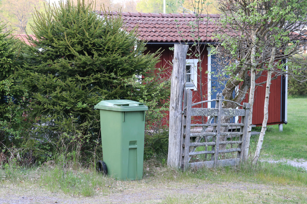 Grüne Mülltonne, Mülltonnenstellplatz, Schweden, Sverige, Schwedenhaus, Gartenhaus, Garten