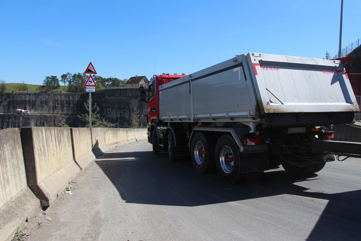 Anlieferung von Abfällen an einer Deponie, Kipper-LKW, Abfahrt, Verkehrszeichen Gefälle 15 Prozent, Verkehrszeichen Schleudergefahr