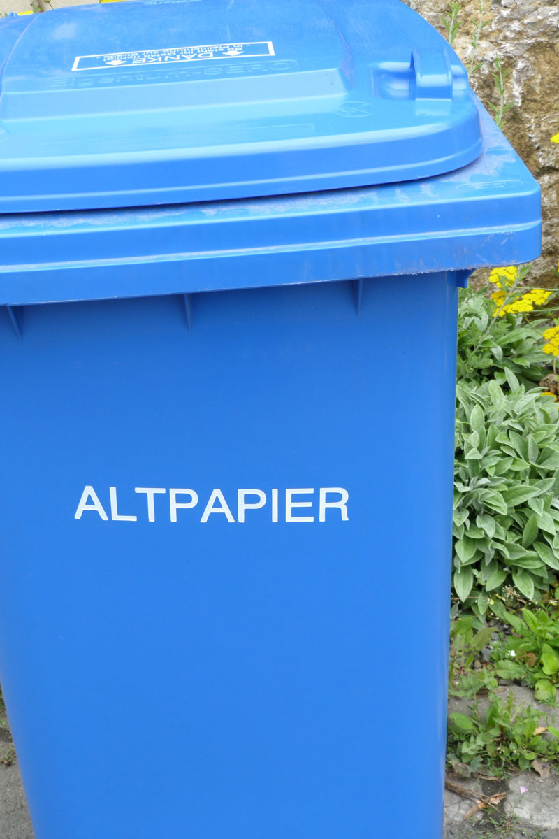 Blauer Papierbehälter (MGB 240 Liter) mit Schriftzug "Altpapier"