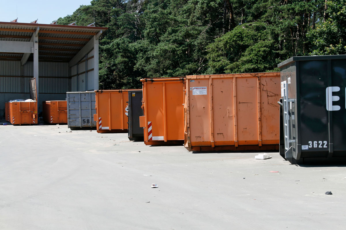 Große Mülltransportcontainer: Abrollbehälter/Gleitabsetzbehälter (GAB) an einem Wertstoffzentrum, Lagerhalle