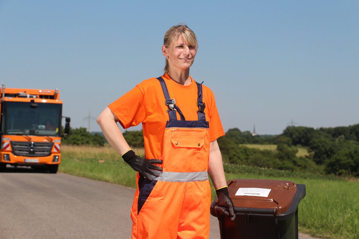 Abfallberatung Unterfranken » BildDb » Oranges Hecklader-Müllfahrzeug,  Mülllaster, Müllauto