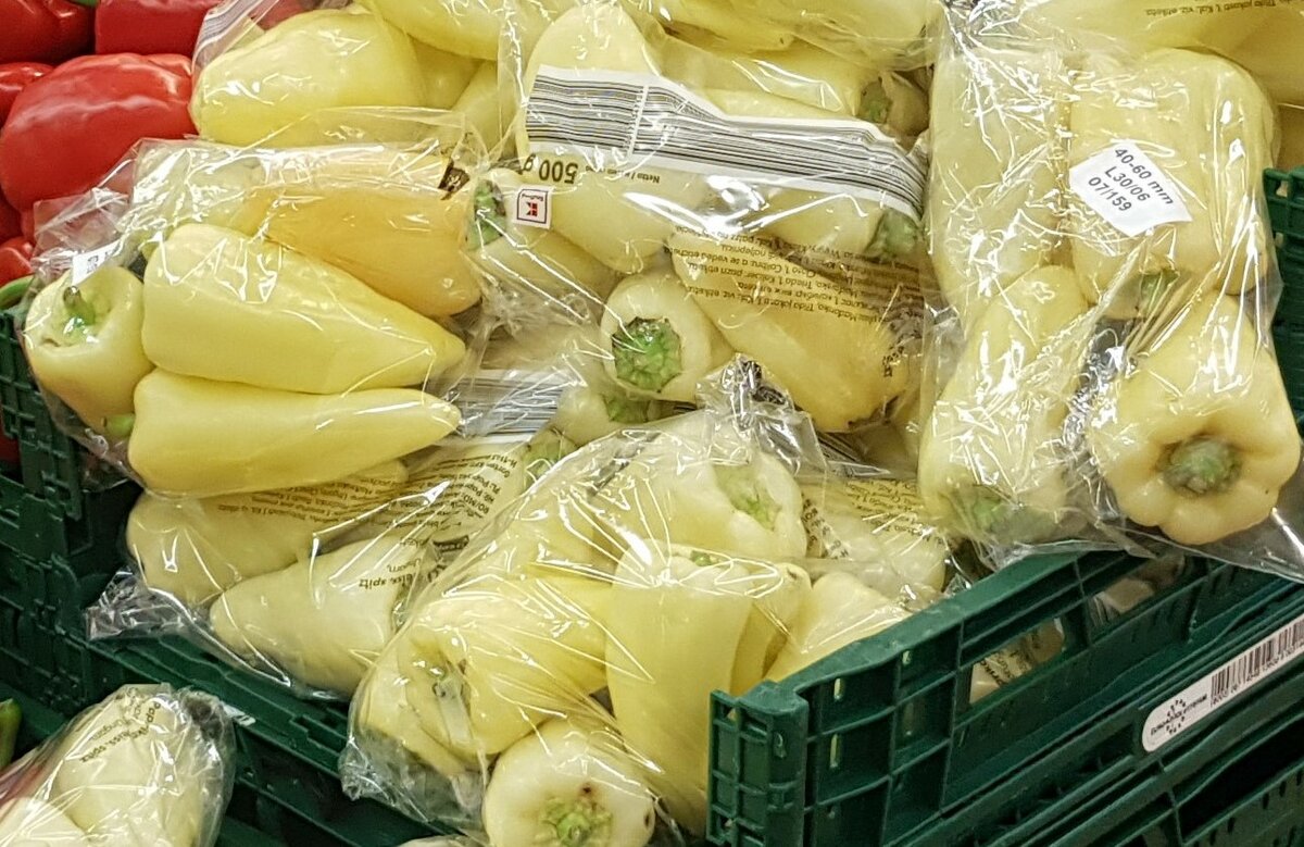 Abfallvermeidung beim Einkaufen – Negativbeispiel: In Plastikfolie verpacktes Gemüse, unnötige Verpackung, Verpackungsmüll, Paprika