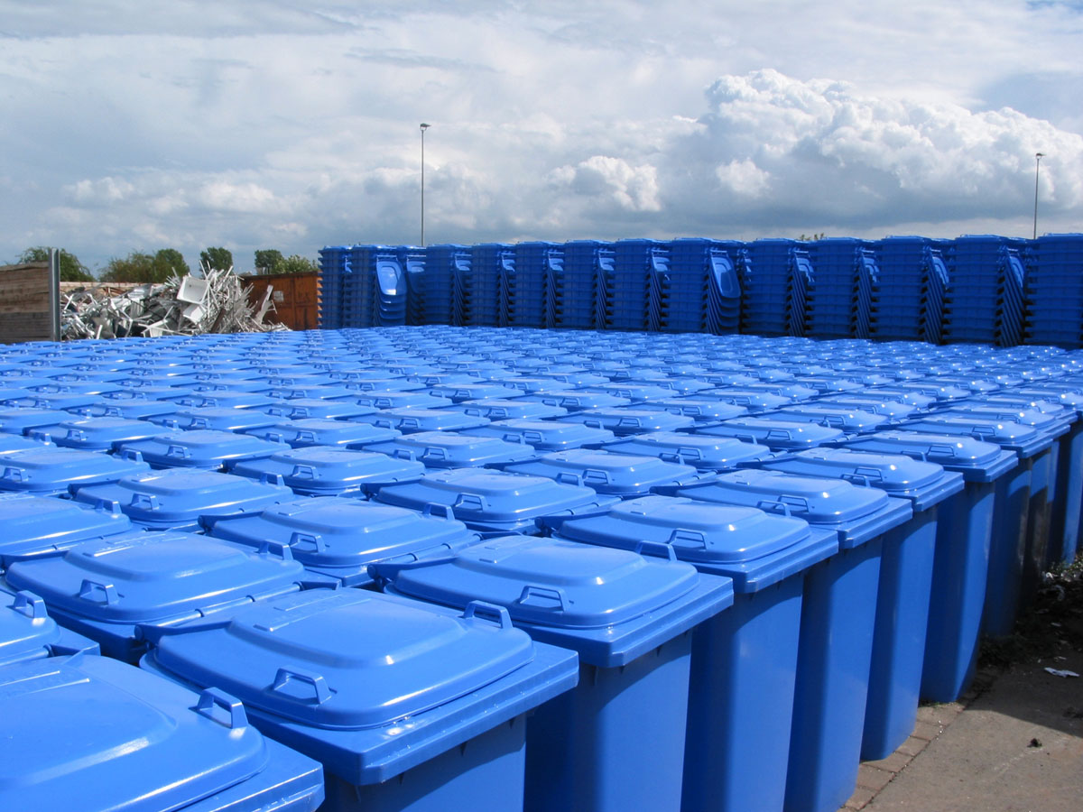 Blaue Papiertonnen MGB 240 Liter, Tonnenlager, Verteilung, fabrikneue Mülltonnen, Mülltonnenstapel