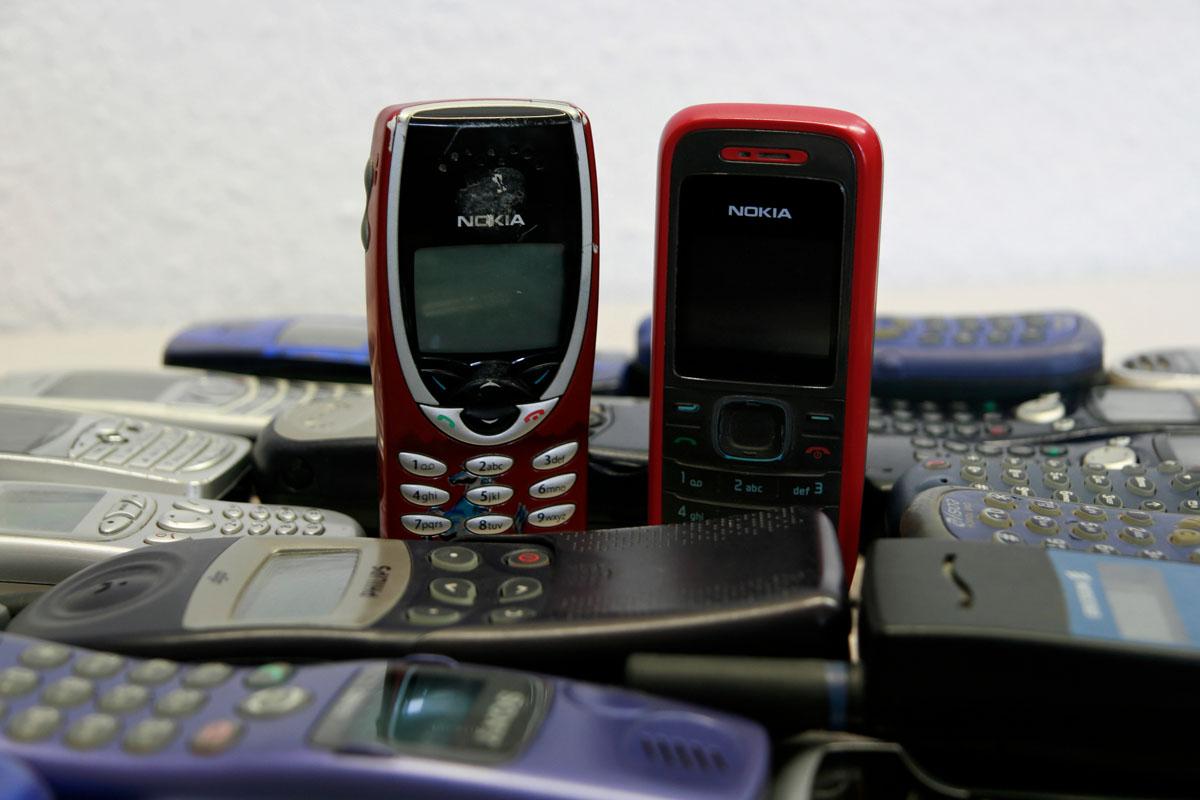 Elektronikschrott: Ausrangierte Handys (Mobilfunkgeräte, Althandys) warten auf ihre Verwertung