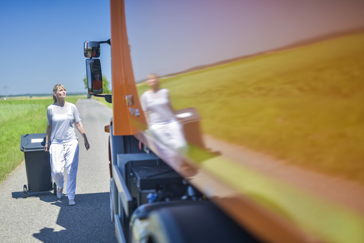 Abfallberatung Unterfranken » BildDb » Oranges Hecklader-Müllfahrzeug,  Mülllaster, Müllauto