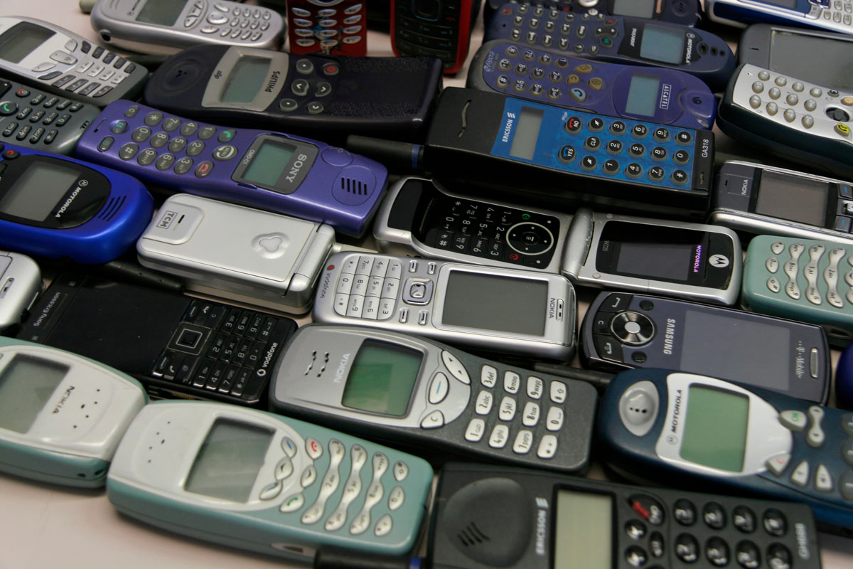 Mobiltelefone (Handys, Mobilfunkgeräte) warten auf ihre Verwertung