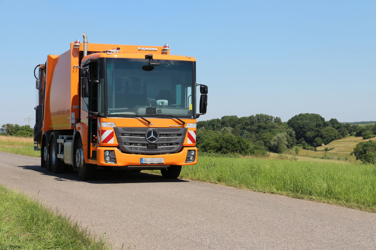 Abfallberatung Unterfranken » BildDb » Oranges Hecklader-Müllfahrzeug,  Mülllaster, Müllauto