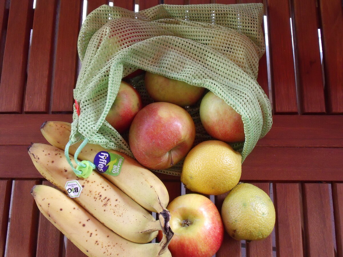 Abfallvermeidung beim Einkaufen – Positivbeispiel: Unverpacktes Obst, loses Obst, Obstnetz, Vermeidung von Verpackungsmüll, Bananen, Apfel, Äpfel