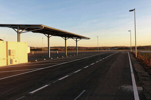 Wertstoffhof, Fahrstreifen, Parkbuchten, Überdachung, Abenddämmerung