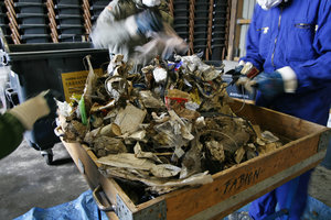 Hausmüllanalyse, Restmüllanalyse, Restabfallanalyse, Müllsortierung, Sortiertisch, Sortierpersonal, Sortierkräfte, Müllhaufen, Untersuchung