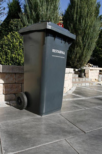 Restabfalltonne, 120-Liter-Tonne, MGB, Schwerkraftschloss, Terrasse, Garten, Wohnhaus