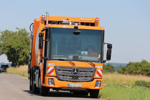 Oranges Müllfahrzeug, Hecklader, Müllfahrer, Müllauto, Mülllaster