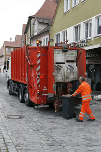 Müllabfuhr, Biotonne, Müllwerker, Müllfahrzeug, Mülllaster, Hecklader, Schüttung, Einhängen, Altstadt, Fußgängerzone